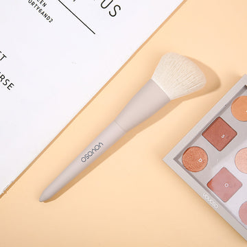 Contouring brush with wooden handle